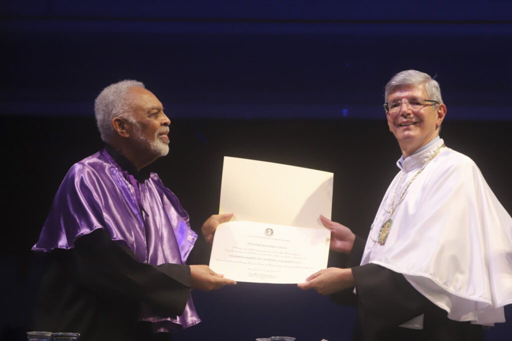 Gilberto Gil é homenageado com o título de Doutor Honoris Causa concedido pela UFRJ 2 Gilberto Gil é homenageado com o título de Doutor Honoris Causa concedido pela UFRJ