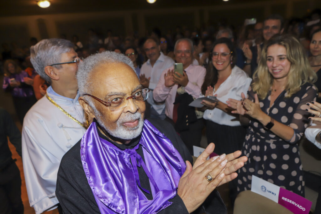 Gilberto Gil é homenageado com o título de Doutor Honoris Causa concedido pela UFRJ 1 Gilberto Gil é homenageado com o título de Doutor Honoris Causa concedido pela UFRJ