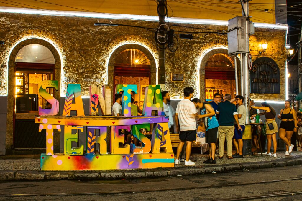 Natal Luz em Santa Teresa leva decoração natalina à estação do bonde, prédios históricos, bares e restaurantes 