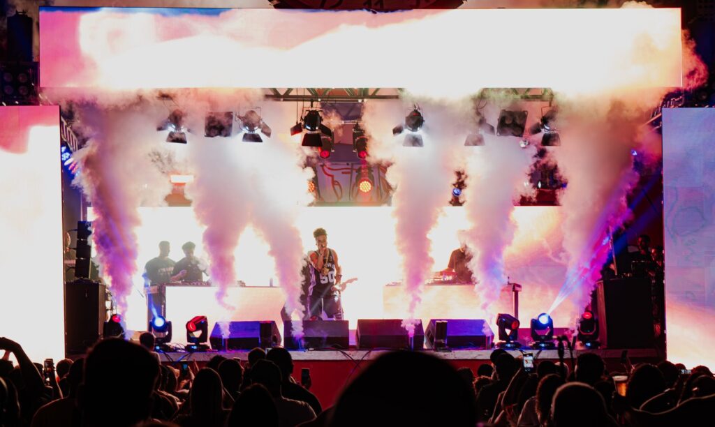 L7NNON FAZ SHOW HISTÓRICO NA VILA VINTÉM