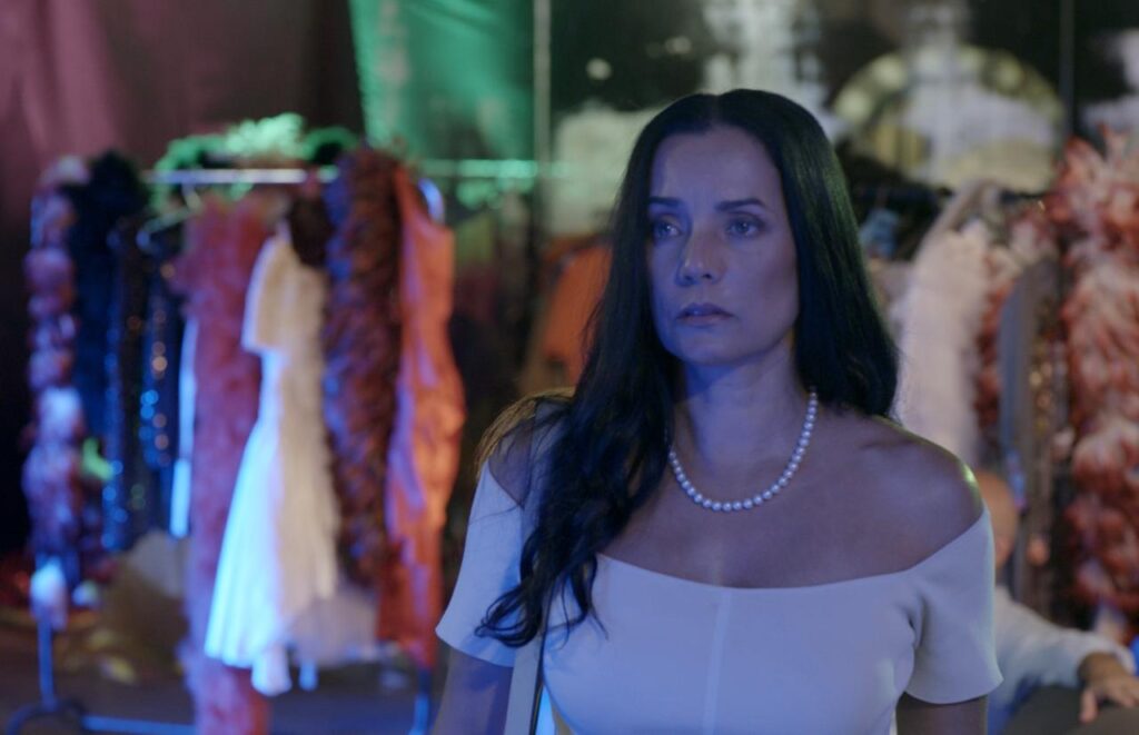 Mônica Carvalho e grande elenco em Estranhos na Noite: Um filme que celebra à cidade de São Paulo, seus encontros e seus recomeços