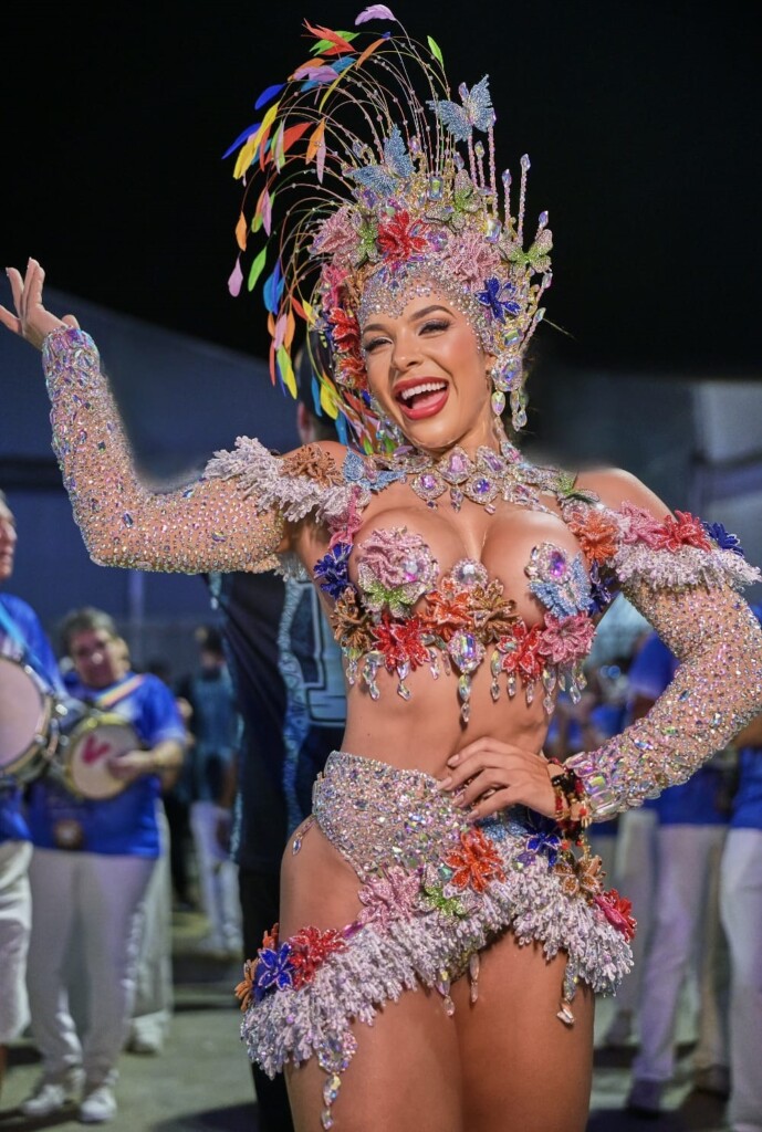 Monique Rizzeto aposta no colorido em apresentação com a Acadêmicos de Niterói