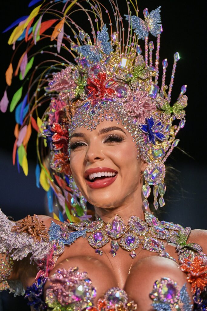 Monique Rizzeto aposta no colorido em apresentação com a Acadêmicos de Niterói 1 Monique Rizzeto aposta no colorido em apresentação com a Acadêmicos de Niterói