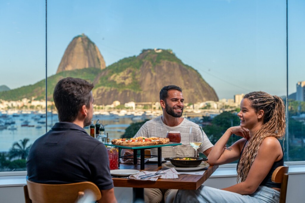 Do chopp com petiscos à pizza com vinho: opções de restaurantes para confraternização de fim de ano com vista para o Pão de Açúcar