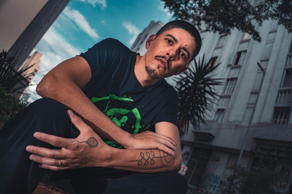 Rapper Peter Só vai gravar o clipe da música “O Show da Vida Fake”, em dezembro, no Rio de Janeiro 1 Rapper Peter Só vai gravar o clipe da música “O Show da Vida Fake”, em dezembro, no Rio de Janeiro