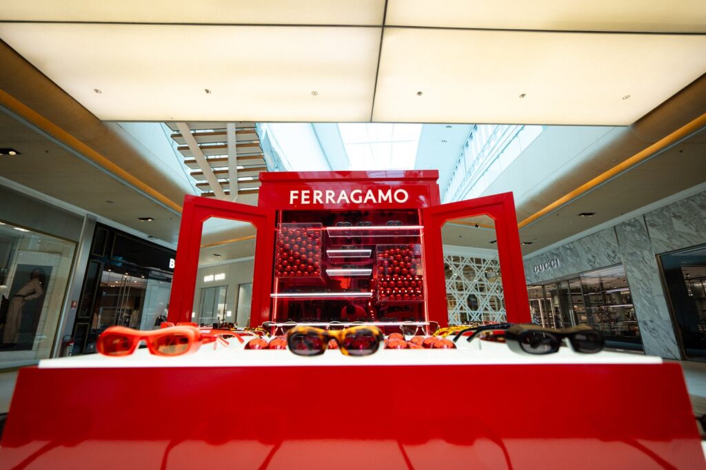 Ferragamo Eyewear inaugura pop-up store no VillageMall
