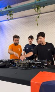 DJ WM, de 15 anos, encanta Dubdogz e participa de formatura em escola de música renomada