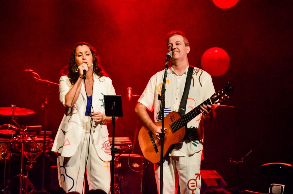 Edu Krieger e Natalia Voss estão de volta com o show “Versos e Versões – a Vida em Paródias”