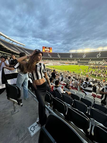A Top Model e Botafoguense, Cristtina Méndonça, parte de Napoli e chega a Buenos Aires para a final da Libertadores
