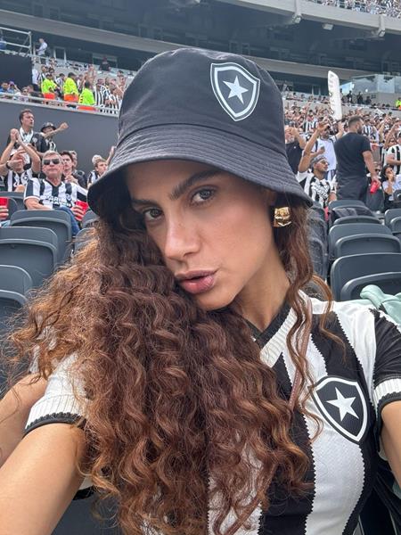 A Top Model e Botafoguense, Cristtina Méndonça, parte de Napoli e chega a Buenos Aires para a final da Libertadores
