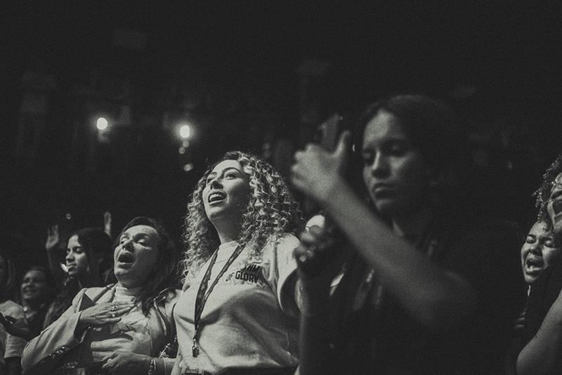 Gabi Sampaio reúne mais de 3 mil jovens em Belo Horizonte com o projeto Som do Céu, que está revolucionando a música cristã no Brasil