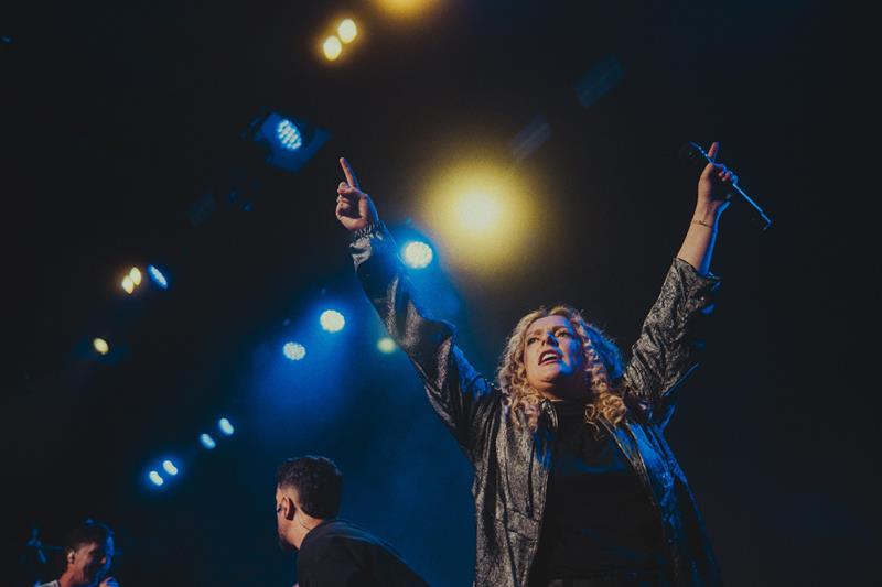 Gabi Sampaio reúne mais de 3 mil jovens em Belo Horizonte com o projeto Som do Céu, que está revolucionando a música cristã no Brasil