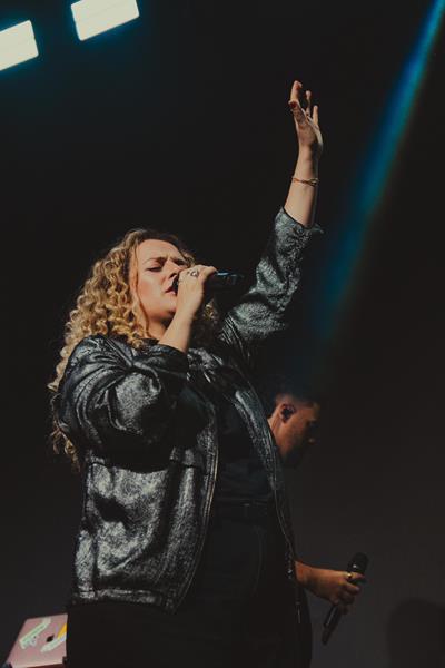 Gabi Sampaio reúne mais de 3 mil jovens em Belo Horizonte com o projeto Som do Céu, que está revolucionando a música cristã no Brasil