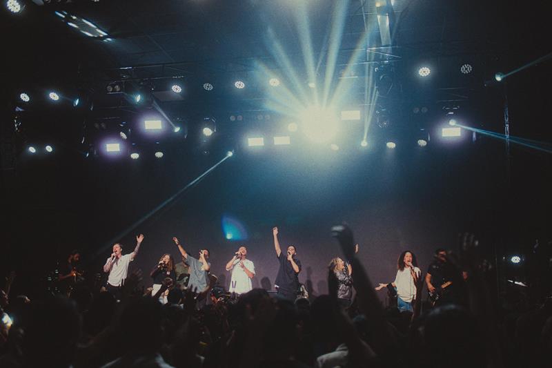 Gabi Sampaio reúne mais de 3 mil jovens em Belo Horizonte com o projeto Som do Céu, que está revolucionando a música cristã no Brasil