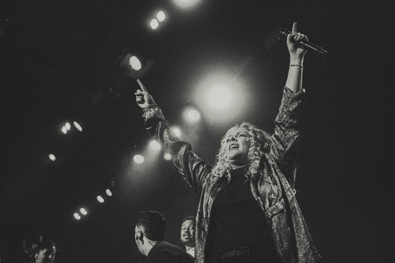 Gabi Sampaio reúne mais de 3 mil jovens em Belo Horizonte com o projeto Som do Céu, que está revolucionando a música cristã no Brasil