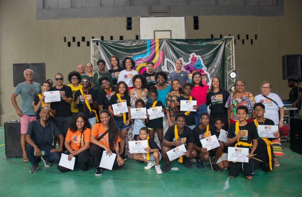 Programa Arte no Jardim celebra a formatura de alunos da temporada de 2024 do projeto de introdução de ensino artístico e digital