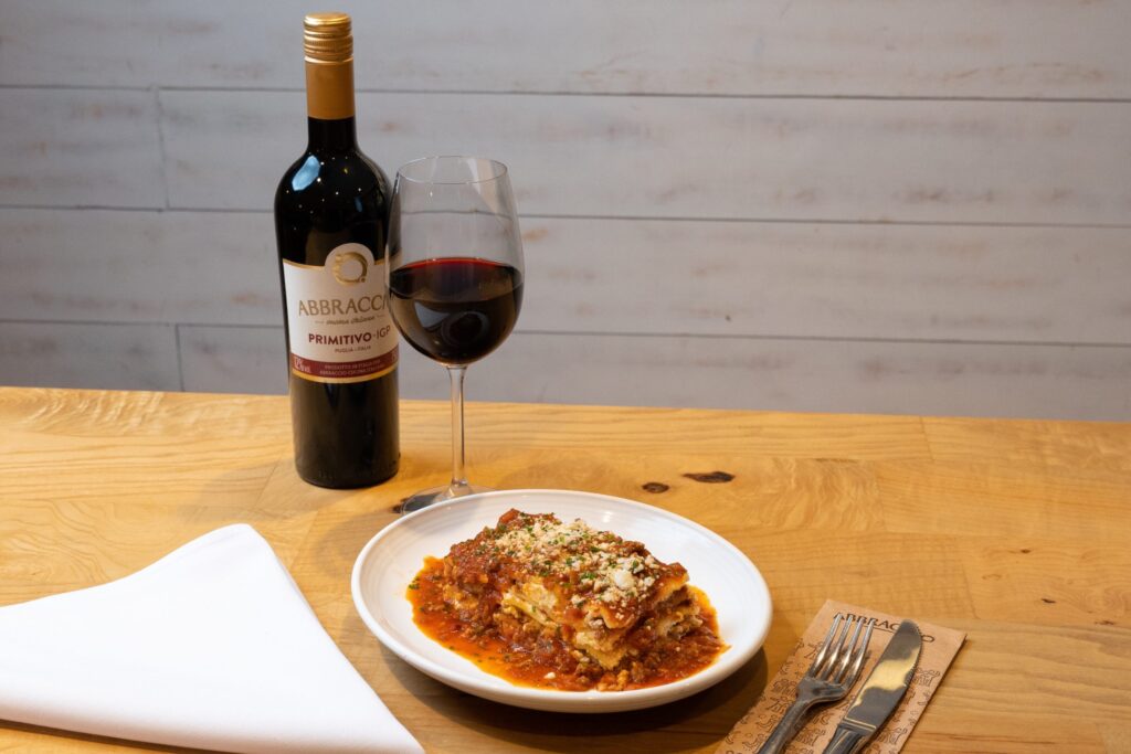 Entre sabores e vinhos: Abbraccio promove experiência de menu harmonizado a partir de R$ 139