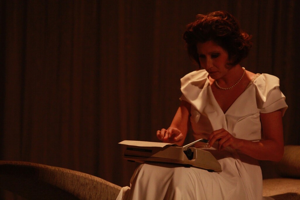 Leitura teatral inédita e gratuita com Beth Goulart, no Teatro Adolpho Bloch, celebra o aniversário de Clarice Lispector