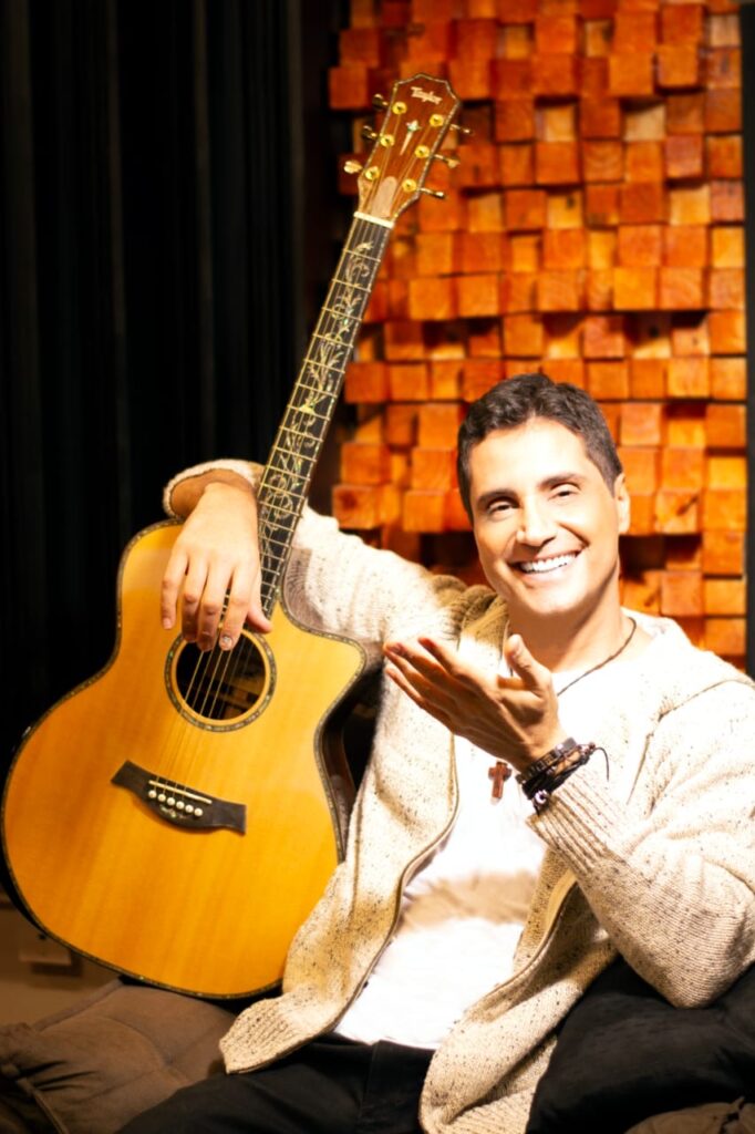 Ator de sucesso em novelas como Fina Estampa e Malhação, Fábio Keldani lança o single “Por Faltar um Parafuso em Você”