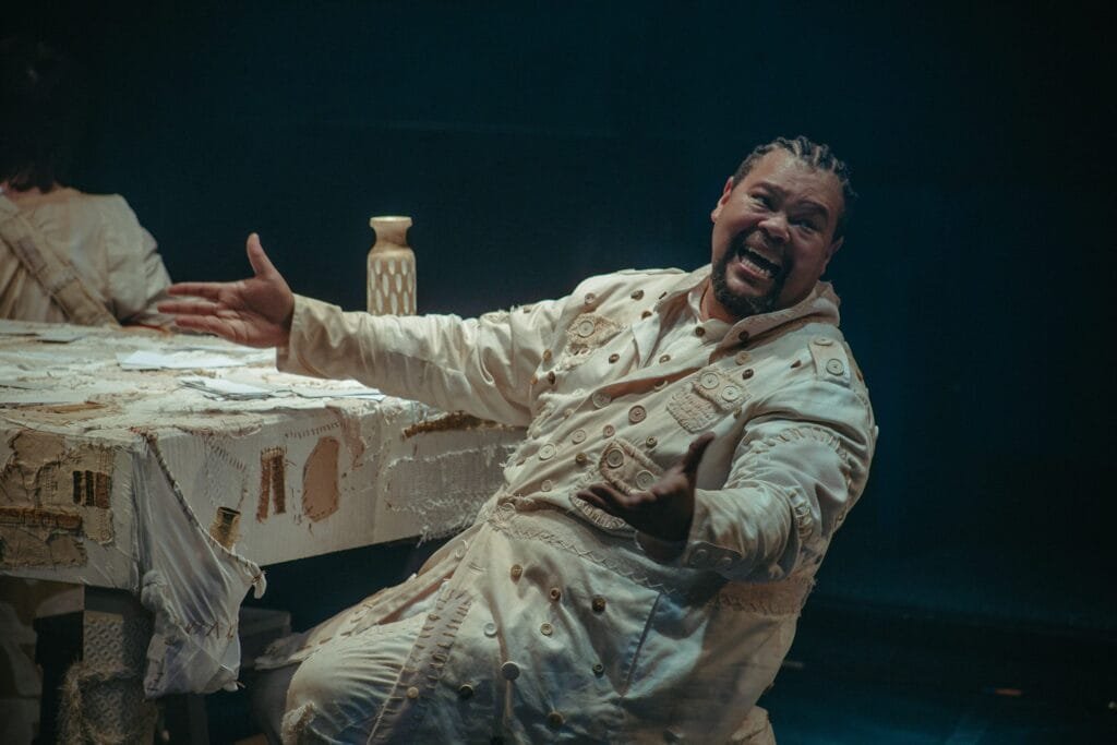 Os Irmãos Karamázov, clássico da literatura mundial, chega aos palcos brasileiros em montagem emocionante com elenco diverso e questões contemporâneas