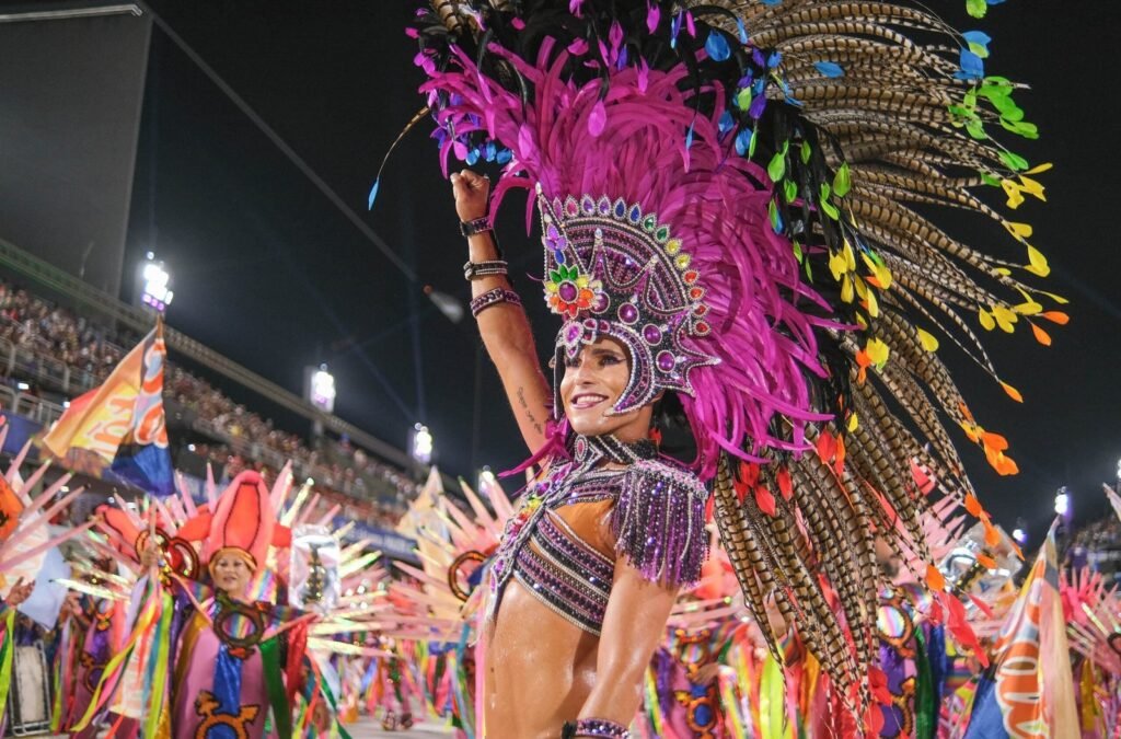 Gato de Salto reforça time de beldades do desfile da Em Cima da Hora