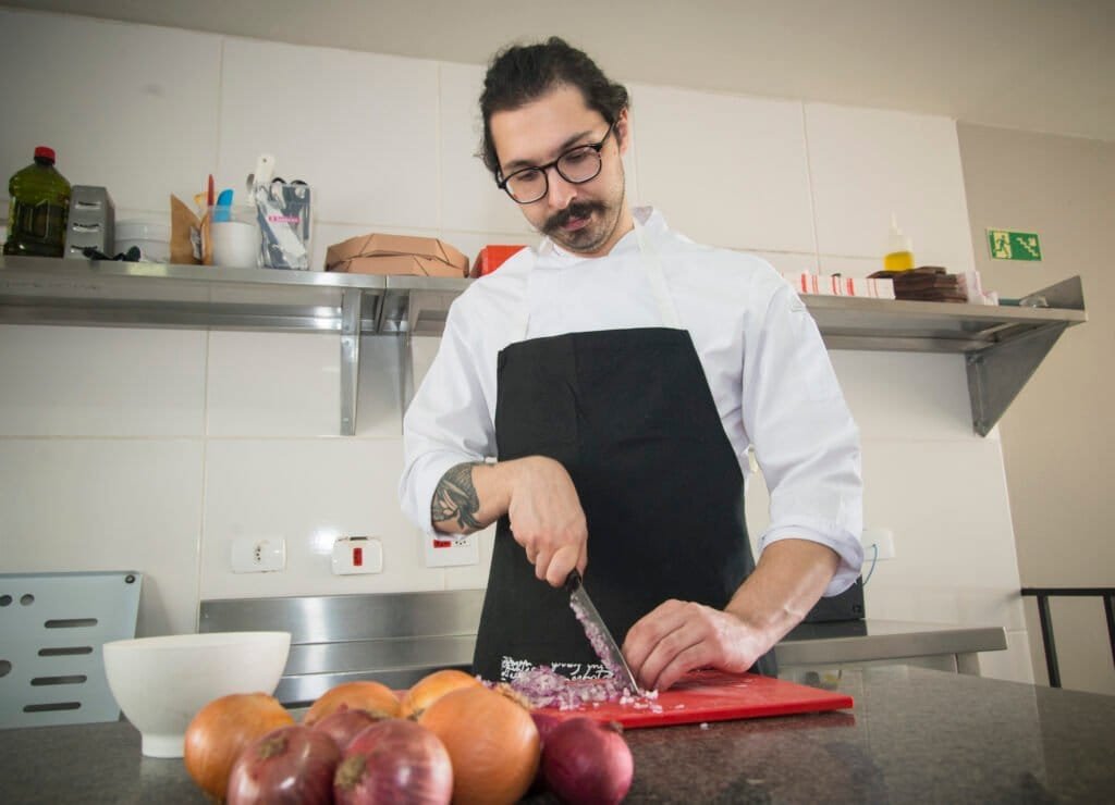 Chef curitibano compartilha receita de focaccia caseira com alecrim