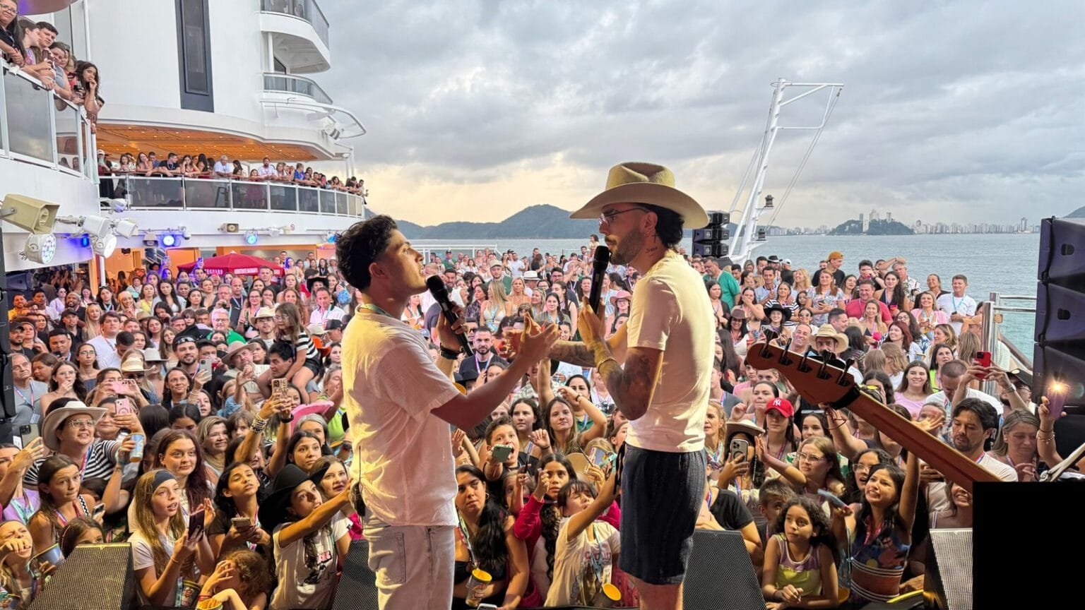 Rafael Garcez agita e emociona público em navio da Ana Castela Foto: Divulgação