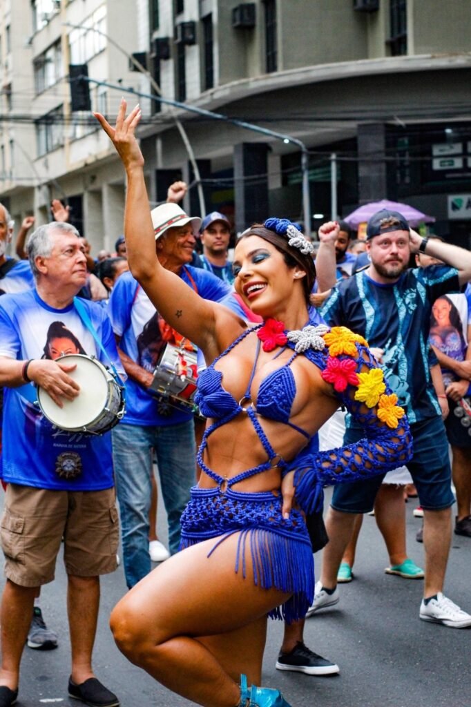 Temática, Monique Rizzeto investe no tricô para primeiro ensaio de rua da Niterói