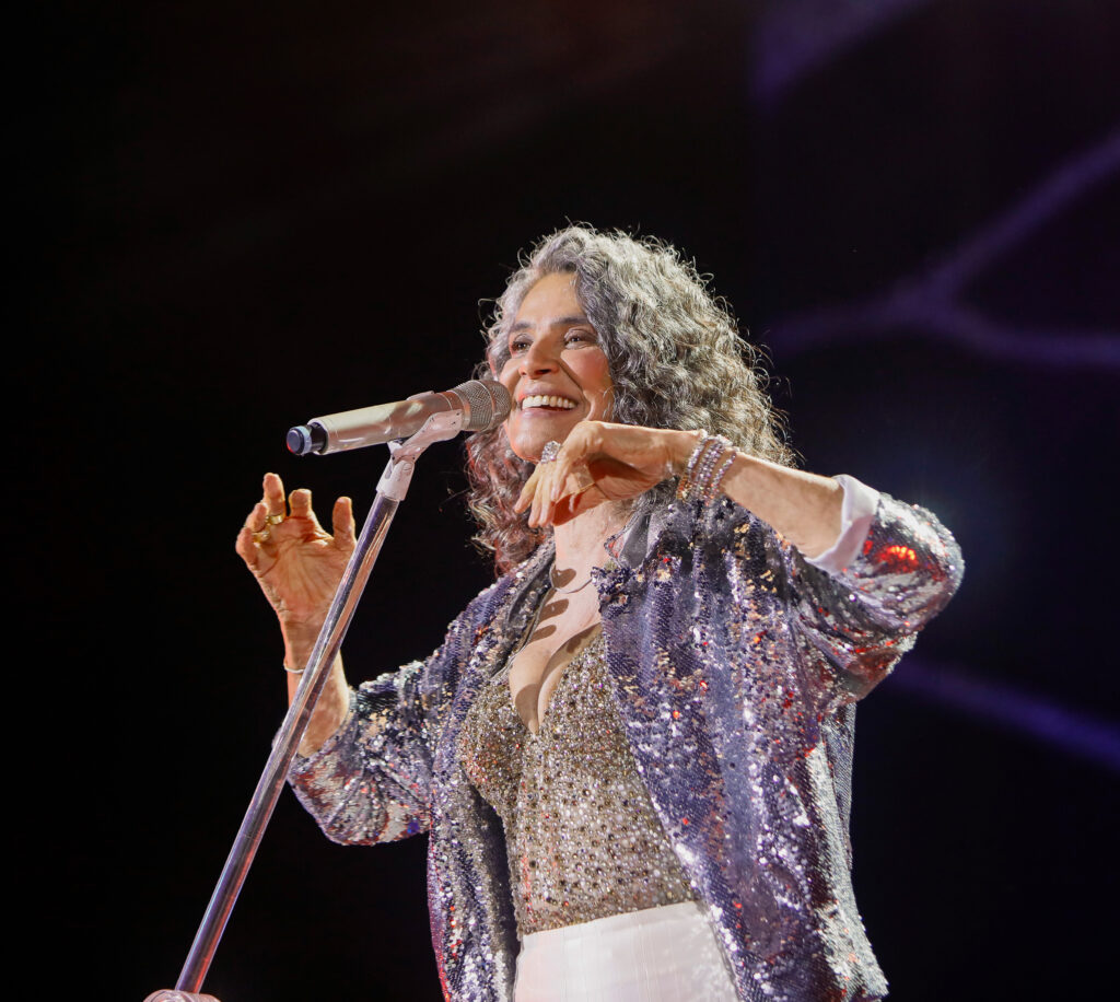 Simone lança álbum comemorativo “50 (Ao vivo)”