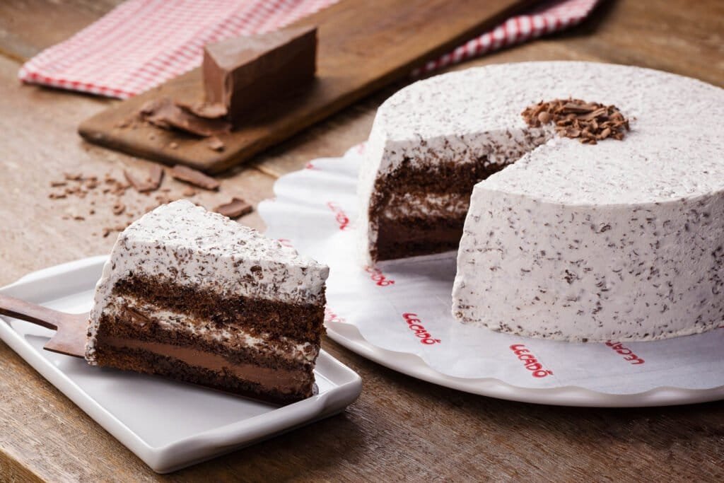 Torta Baby Flocos com recheio de chantilly e pedaços de chocolate é destaque do verão no Lecadô