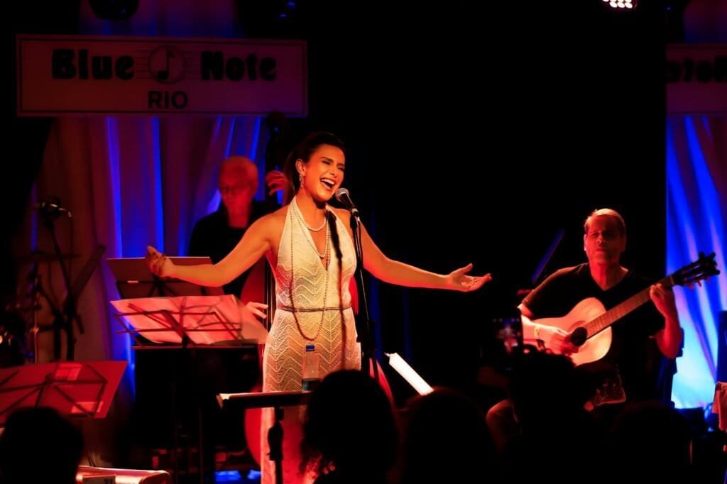 As Cores do Tom: Adriana Quadros Homenageia os 30 Anos de Saudade de Tom Jobim no Blue Note Rio 1 WhatsApp Image 2025 01 07 at 17.01.01 1024x682 1