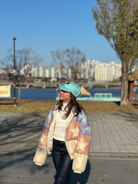 O sonho de viajar para a Coreia do Sul cresce e Sophia Eldo embarca em um novo projeto com a B-Chingus
