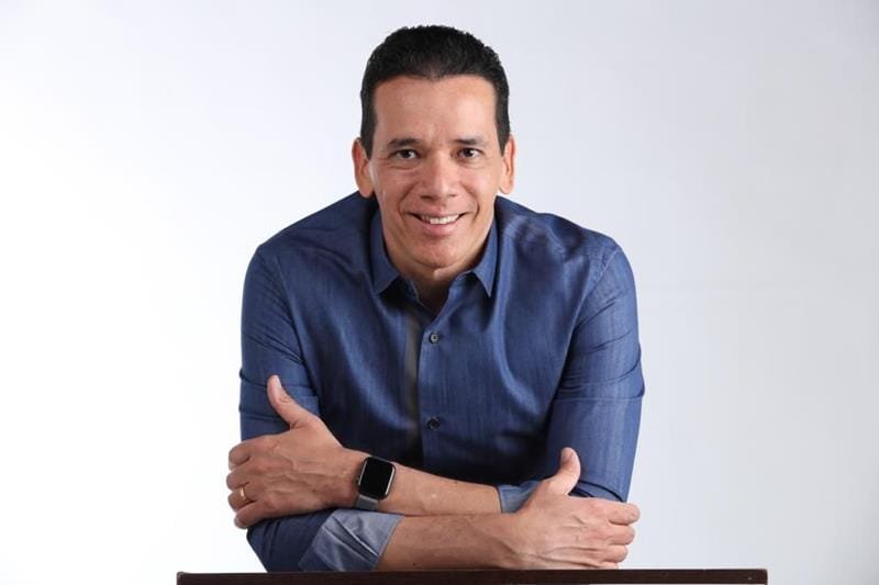 Luciano Alves: O Pastor que Está Transformando Vidas e Alcançando Multidões com Mensagens de Fé e Esperança