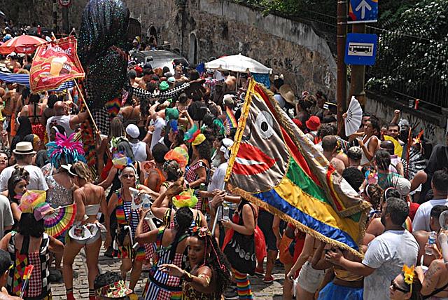 Neste sábado (25), tem Bloco Carmelitas e Grupo Arruda no Casarão do Firmino