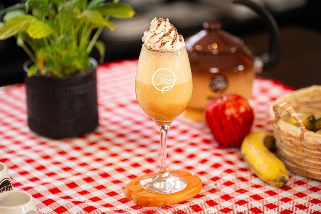 Rede de cafeterias Cheirin Bão apresenta menu de verão com cafés gelados exclusivos