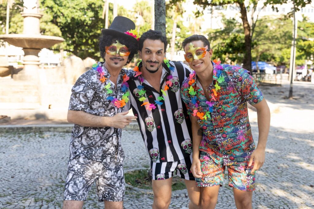 Estilista Hermes Inocencio entra no ritmo do Carnaval 2025 com o lançamento da coleção cápsula “Bloco na Rua”