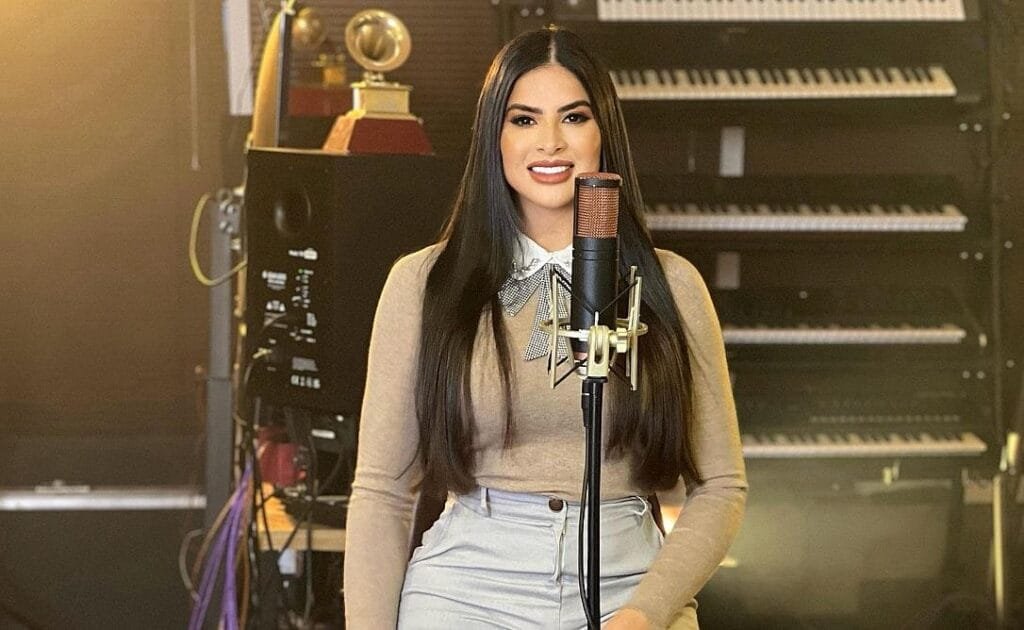 Cantora Andressa Aguiar inicia seu ministério lançando covers de canções que marcaram sua história
