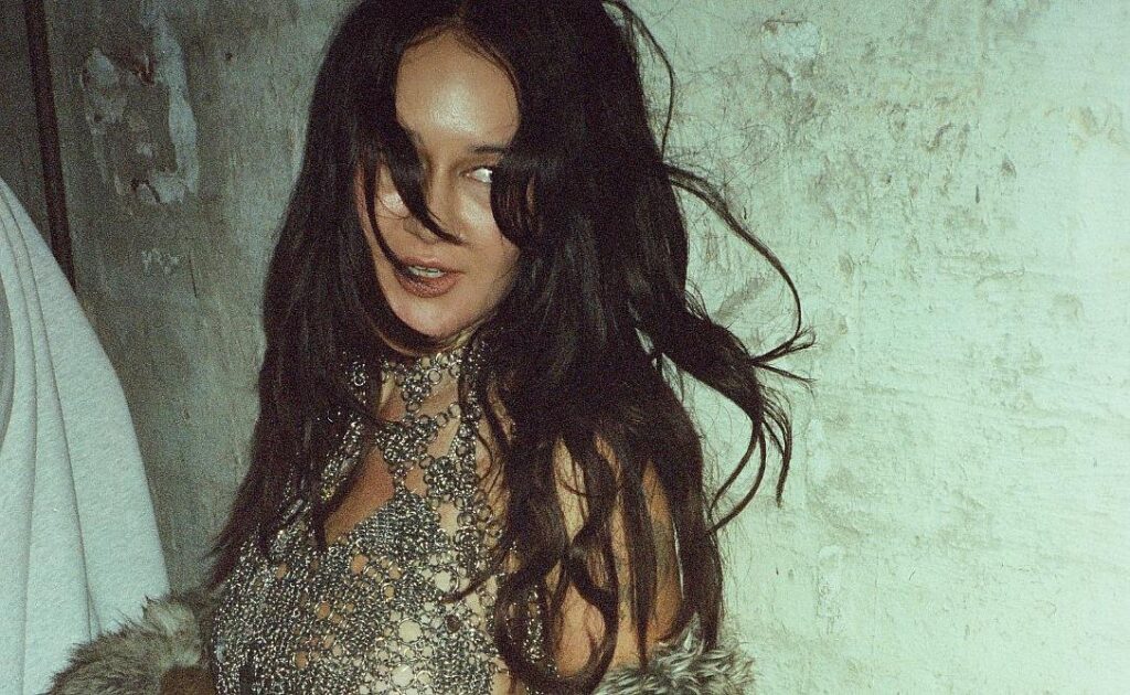 Mallrat lança hoje o aguardado álbum Light hit my face like a straight right