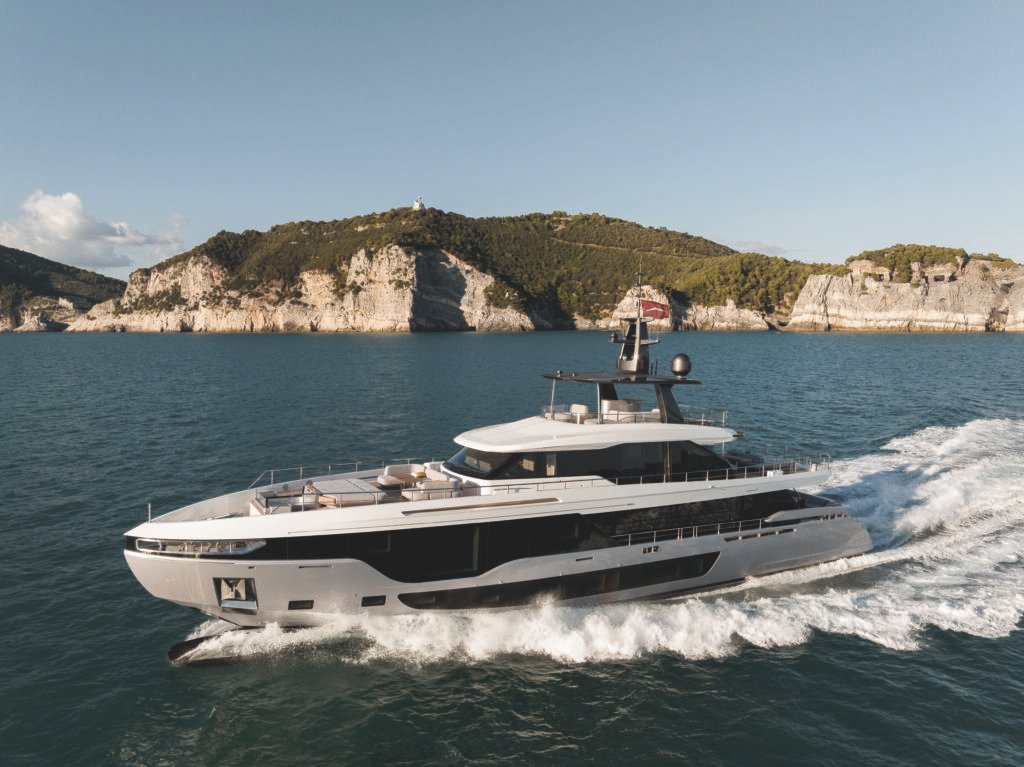 Megaiate de luxo com Sky Lounge né destaque no Miami Boat Show 2025