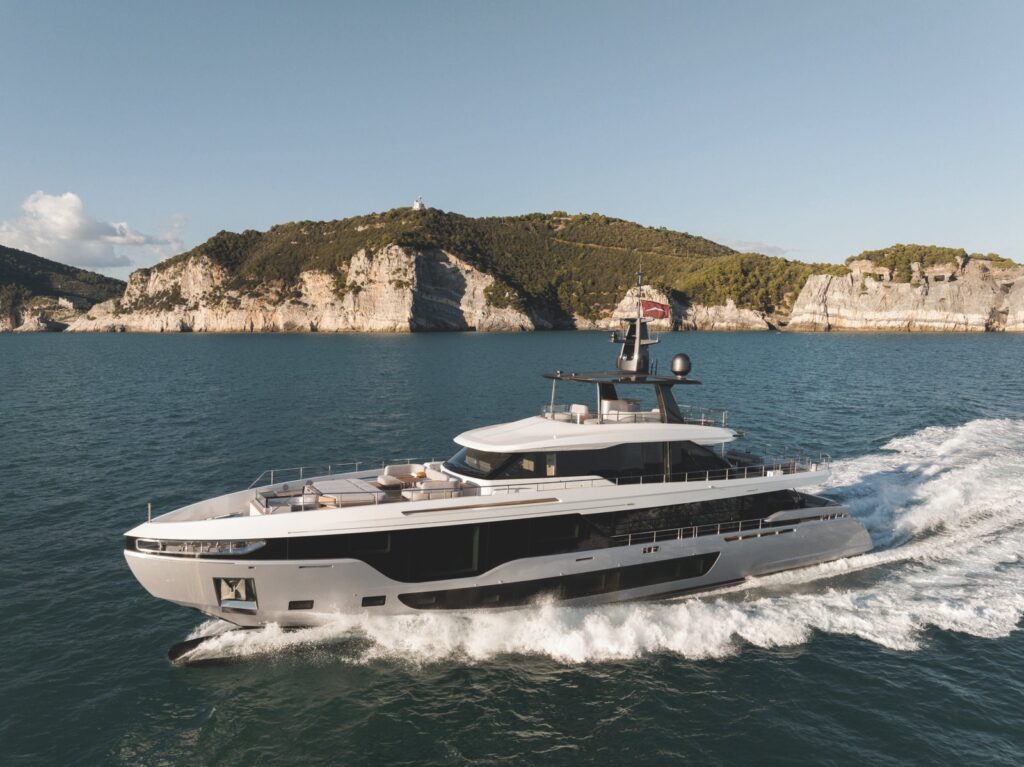 Megaiate de luxo com Sky Lounge né destaque no Miami Boat Show 2025