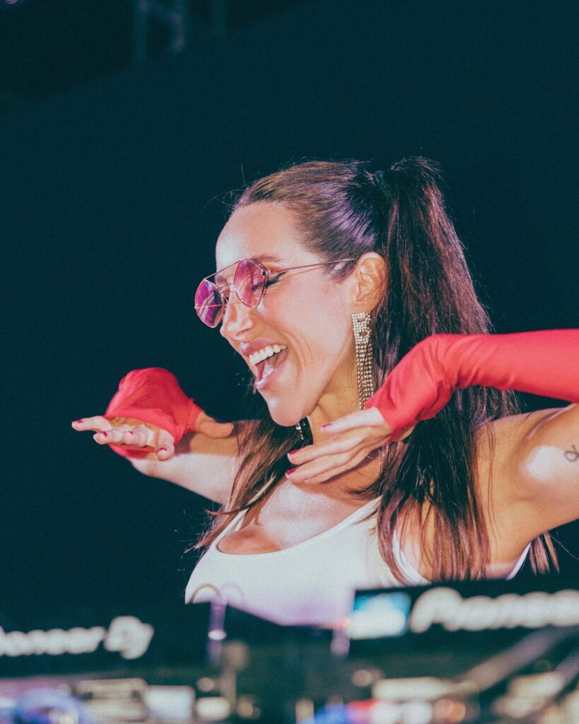 Brunetta lança “Só Love”  aposta do hit de carnaval