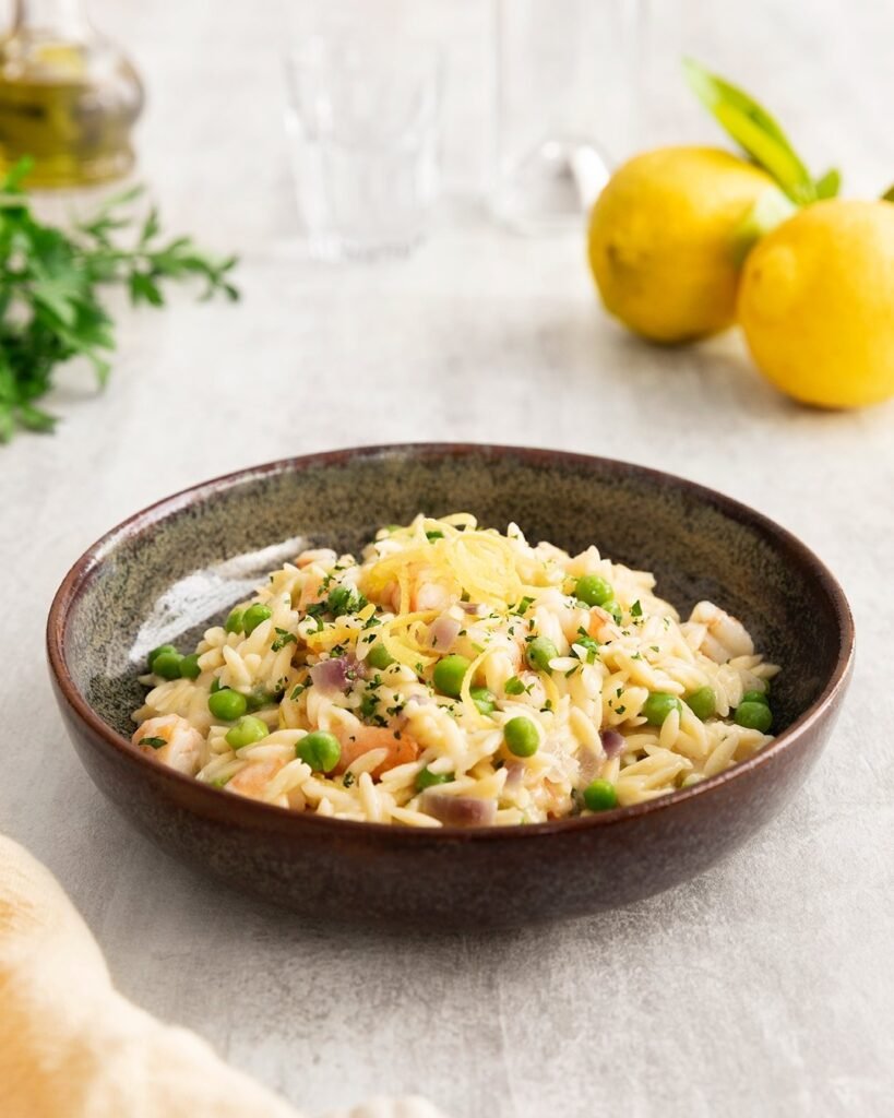 Risoni Risotado com Camarões, Ervilhas e Limão Siciliano: Uma Receita Sofisticada e Refrescante para os Dias Quentes