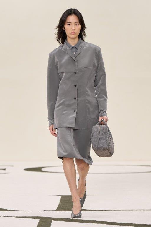 Calvin Klein Collection apresenta o desfile de estreia de Veronica Leoni para Fall 2025 1 Calvin Klein Collection apresenta o desfile de estreia de Veronica Leoni para Fall 2025