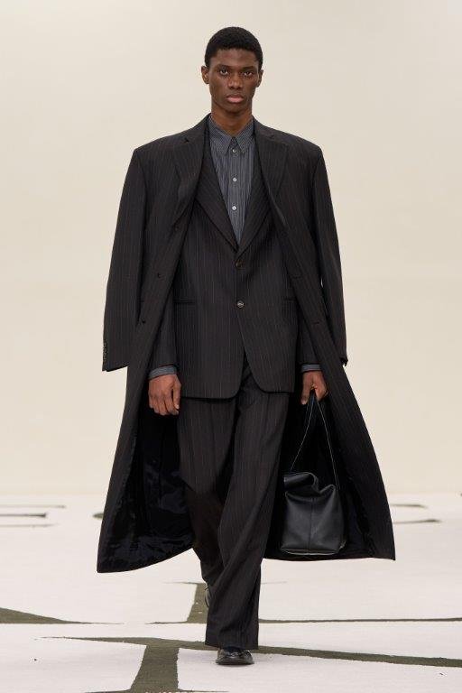 Calvin Klein Collection apresenta o desfile de estreia de Veronica Leoni para Fall 2025 4 Calvin Klein Collection apresenta o desfile de estreia de Veronica Leoni para Fall 2025