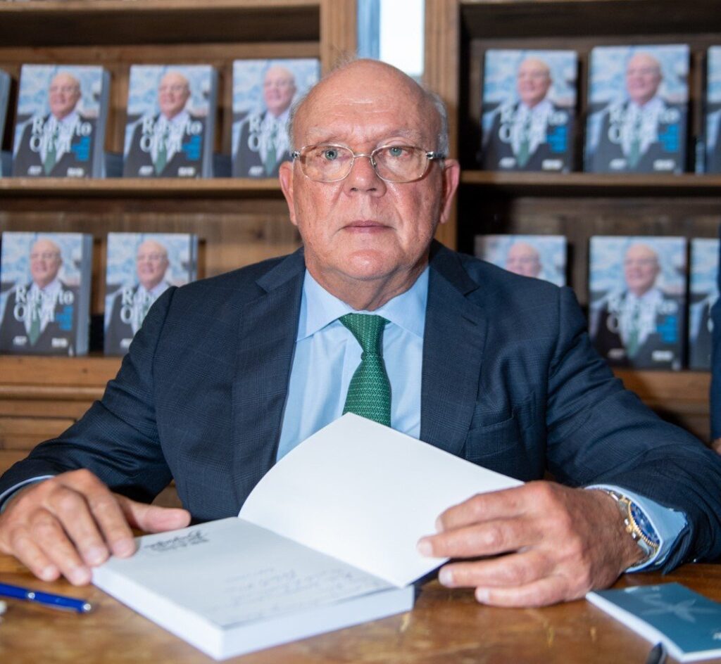 Biografia de Roberto Oliva é lançada em Brasília