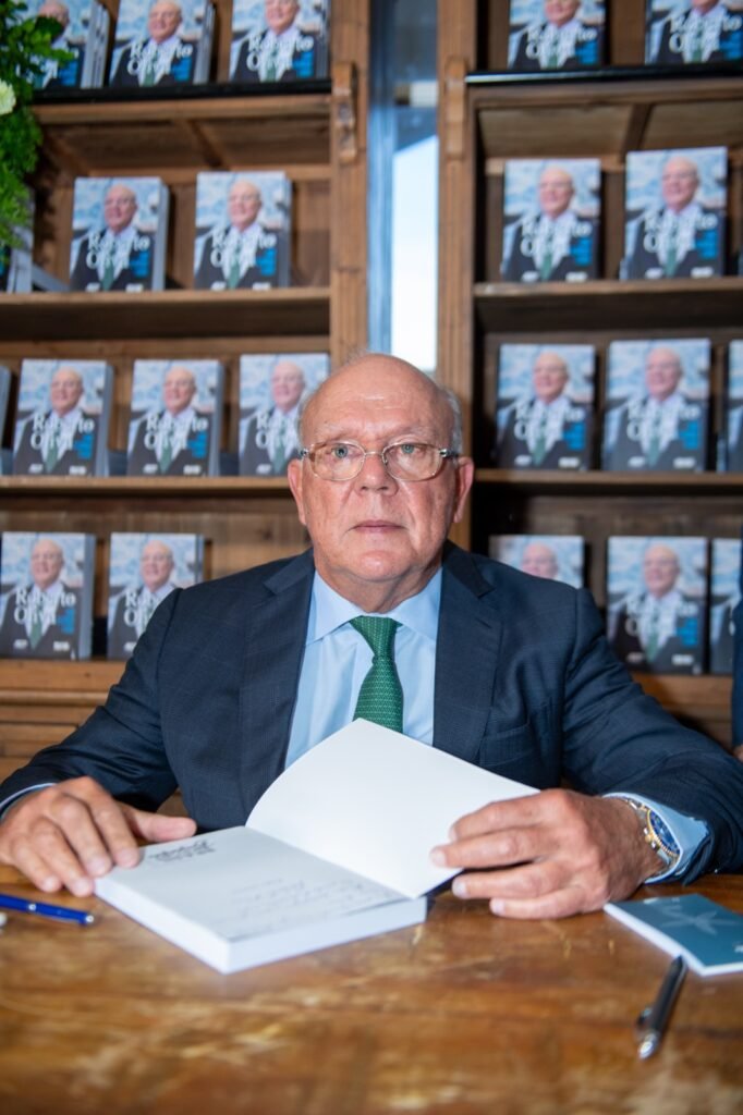 Biografia de Roberto Oliva é lançada em Brasília 1 Biografia de Roberto Oliva é lançada em Brasília