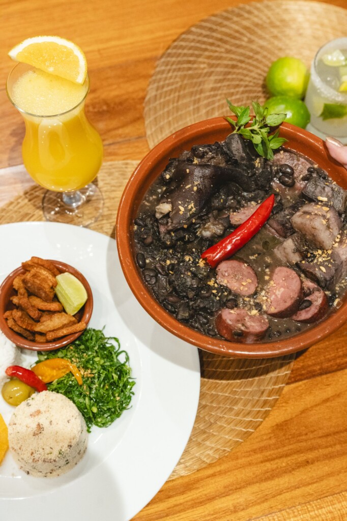 Lagune Barra Hotel prepara folia completa: feijoada com bateria da Mangueira, bailinho infantil e muito mais
