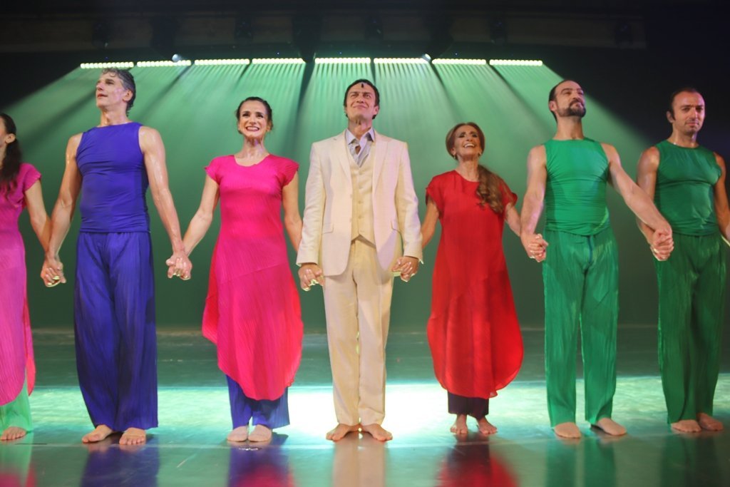 Gabriel Braga Nunes comemora aniversário ao lado da Studio3 Cia. de Dança