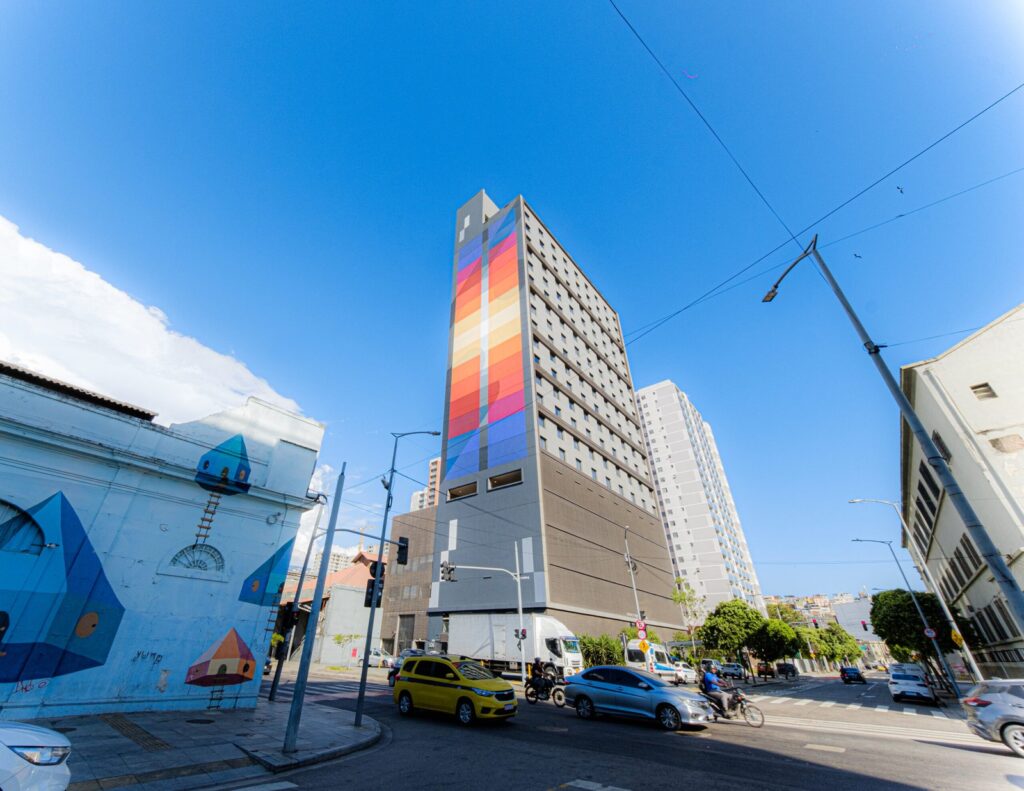 Primeiro rooftop de hotel no centro do Rio de Janeiro é inaugurado com festa repleta de convidados e clima de carnaval