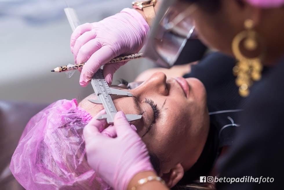 Cida Pires Academy promove curso de Designer de Sobrancelhas em Niterói